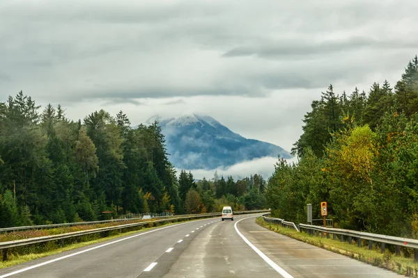 El camino en las montañas. Alps.Mountains en las nubes — Foto de Stock