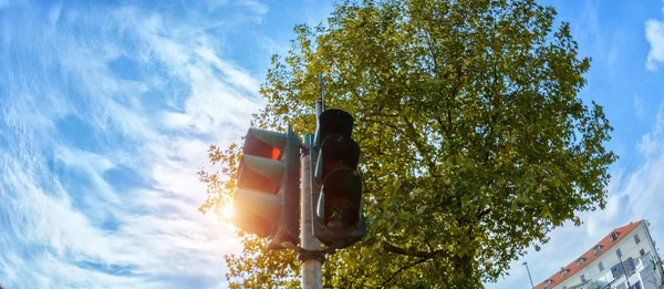 Red color on the traffic light with a beautiful blue sky in background — Stock Photo, Image