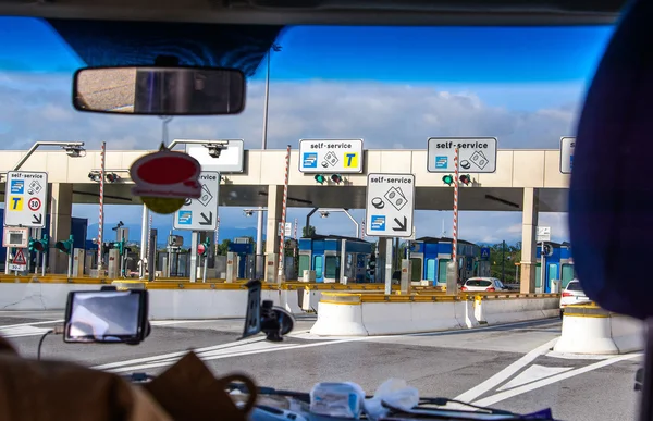 Autostrada a pagamento. Vista dalla cabina del taxi. Italia — Foto Stock