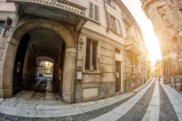 Úzká ulice mezi italskou domy ve starém městě Novara, tónování — Stock fotografie