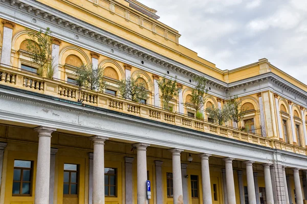 Italia, Novara. Edificio giallo con colonne e piante verdi — Foto Stock