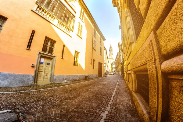 Wąska ulica między domami włoski w stare miasto Novara, tonację — Zdjęcie stockowe