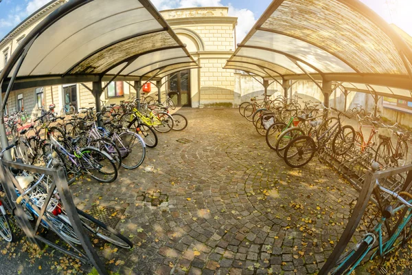 Parking dla rowerów. Tonowanie... Soft focus. rybie oko — Zdjęcie stockowe