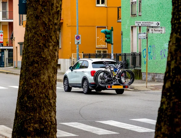 Семейный автомобиль с велосипедами обратно — стоковое фото