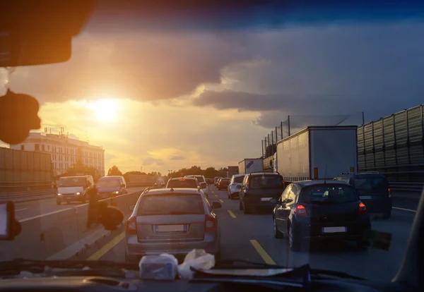 Stau auf der Autobahn im abendlichen Berufsverkehr. — Stockfoto