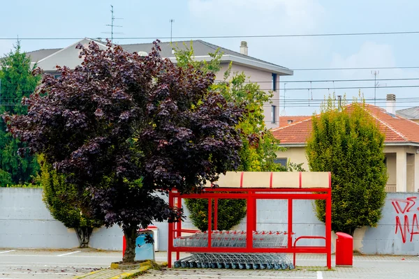 Supermarché paniers parking couleur rouge.Italie, Novare . — Photo