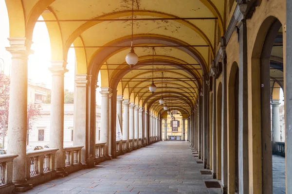 Italia, Novara. Arcos amarillos con columnas blancas. Tonificación . — Foto de Stock