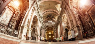 Novara, İtalya - 17 Ekim, 2016:Ancient saraylar ve St. Gaudenzio bazilikanın kubbe, Novara, Piedmont, İtalya. içinde görüntüleyin. Tonlama. 1577 ve 1690 aşağıdaki arasında eski imha inşa edildi 