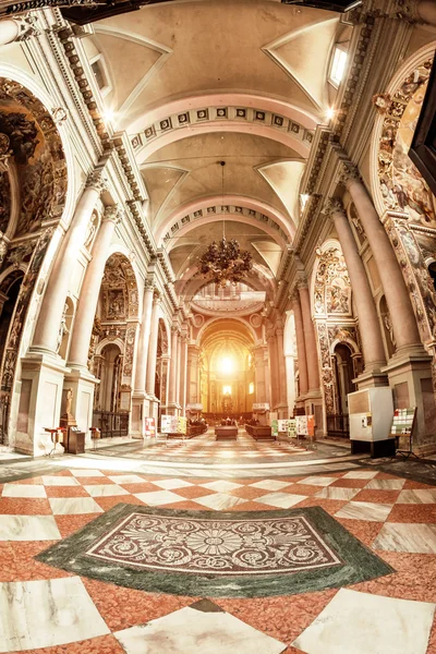 ノヴァーラ、イタリア - 10 月 17 日、2016:Ancient 宮殿、聖 Gaudenzio 大聖堂ドーム、ノヴァーラ、イタリア、ピエモンテ州。内部を表示します。調子を整えます。1577 と 1690年次の古いの破壊の間構築されました。 — ストック写真