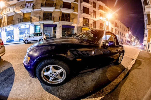 Novara, Italie - 17 octobre 2016 : Voiture BMW en bleu debout dans la rue la nuit en Italie . — Photo
