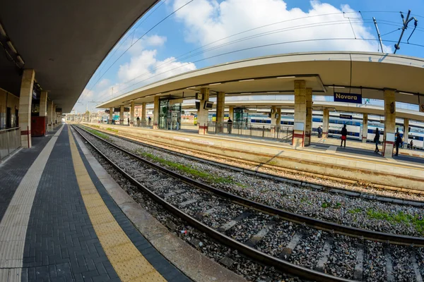 Novara, Italien - 17 oktober 2016: järnvägsstationen i Italien. Staden Novara. — Stockfoto