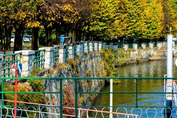 Autumn at the lake promenade  Lago Maggiore . Italy, Arona — Stock Photo, Image