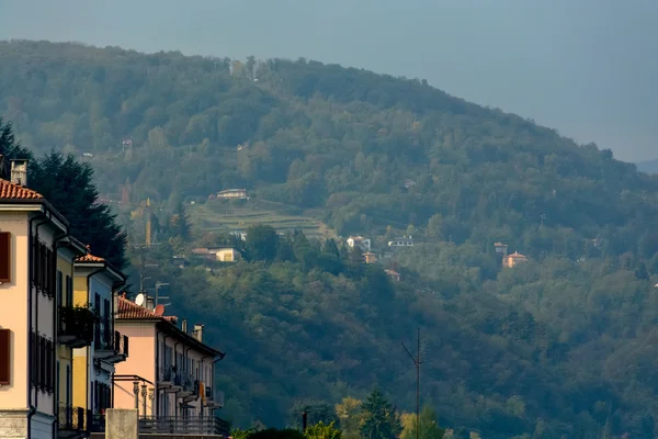 Un número de edificios con vistas a la montaña. .. Italia, Arona.focus en casas en primer plano — Foto de Stock