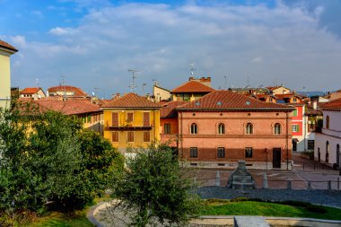 Ev kırmızı ve sarı İtalya Arona kasaba türü