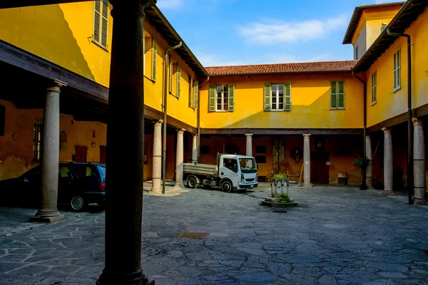 Ιταλική αυλή του τα κίτρινα σπίτια και πύργους — Φωτογραφία Αρχείου