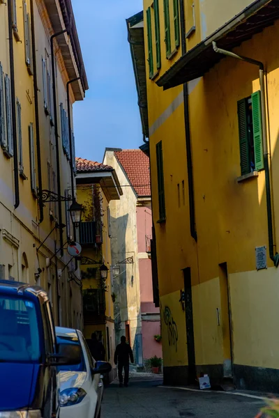 Rua estreita entre casas italianas na cidade velha de Novara, Toning.Soft foco . — Fotografia de Stock