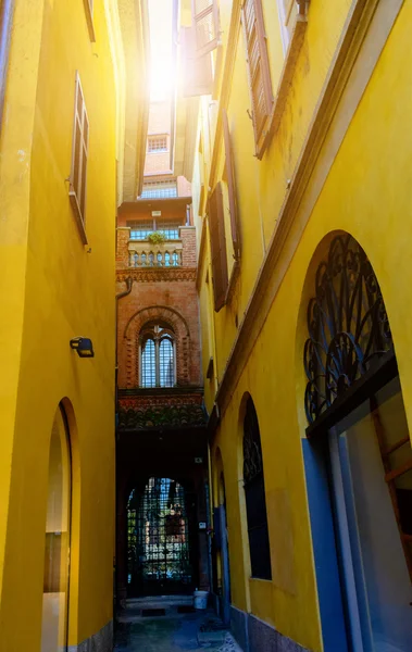 Calle estrecha entre casas italianas en el casco antiguo, Toning.Soft focus . — Foto de Stock