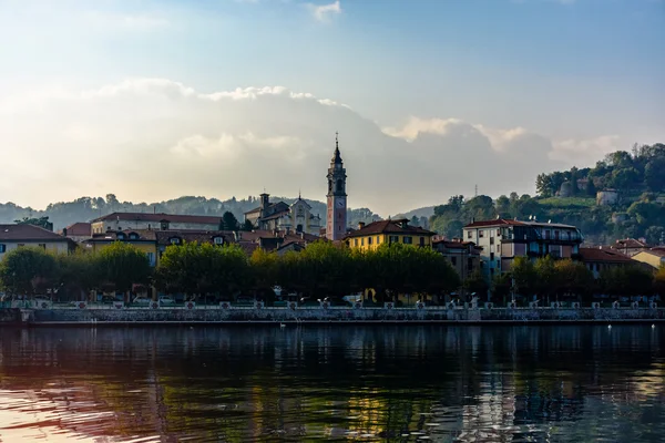 Vista nocturna de la ciudad desde el lago.Italia, Arona — Foto de Stock