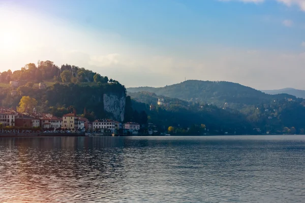 Avond uitzicht op de stad vanaf het meer. Uitzicht op de waterkant van de stad en de bergen. Italië, Arona — Stockfoto