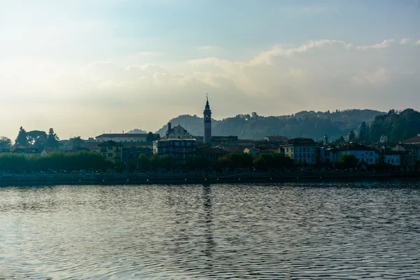 Vista nocturna de la ciudad desde el lago.Italia, Arona — Foto de Stock