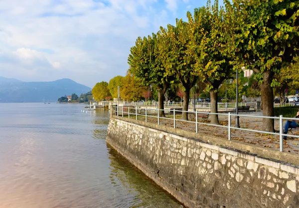 Otoño en el paseo del lago Lago Maggiore. Italia, Arona — Foto de Stock