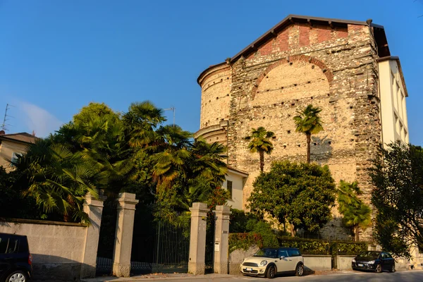 Υψηλή παλιό αρχοντικό με φοίνικες. Ιταλία. Angera — Φωτογραφία Αρχείου