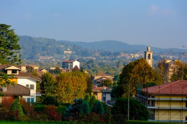 Üstten Görünüm bir şehrin İtalya. Uzaktan dağlar vardır. İtalya. ANGERA