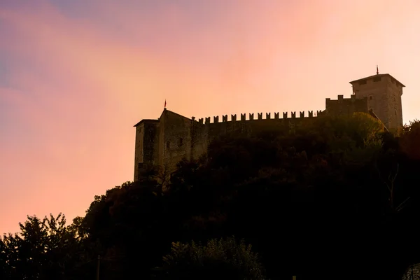 सूर्यास्ताच्या वेळी डोंगरावर एका किल्ल्याचा सिल्हूट. इटली, अंगेरा. कॅसल रॉका डी अँजेरा. टॉनिंग — स्टॉक फोटो, इमेज