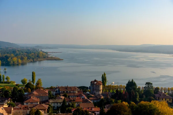 Szemközti nézet egy város Olaszország. A távolság van a tó. Olaszország. Angera — Stock Fotó