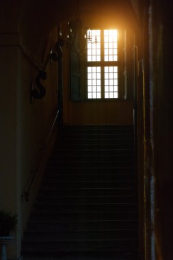 eski bir kale içinde güneşli pencere... İtalya, Angera. Kale Rocca di Angera. Tonlama