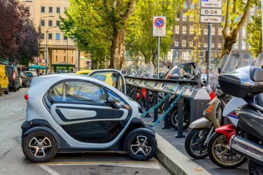 Milan, İtalya - 19 Ekim, 2015:A küçük elektrikli araba üstünde fiyat istemek. Milan, İtalya. Ücretsiz şarj istasyonu