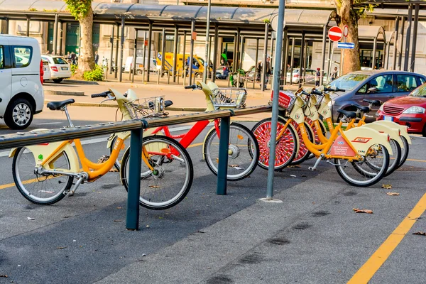 黄色和白色的租用自行车在米兰，意大利的米兰，意大利-2015 年 10 月 19 日︰ 照片. — 图库照片