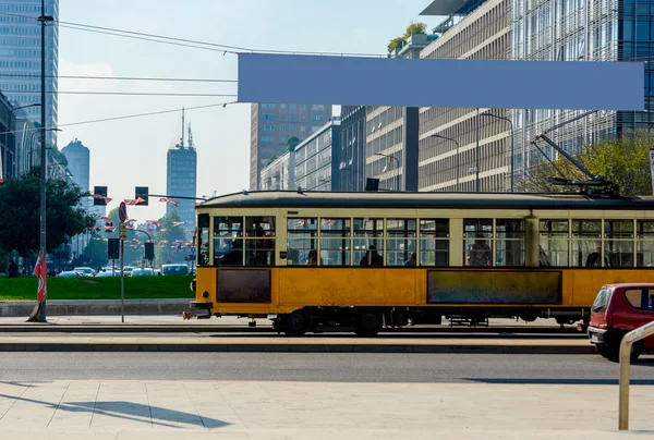 Rocznika tramwajowego żółty na tle nowoczesnego miasta. Mediolan, Włochy. — Zdjęcie stockowe
