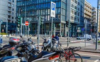 Milan, İtalya - 19 Ekim, 2015:Crossroads ile lots-in trafik ışıkları ve yol işaretleri modern şehir Milano, İtalya.