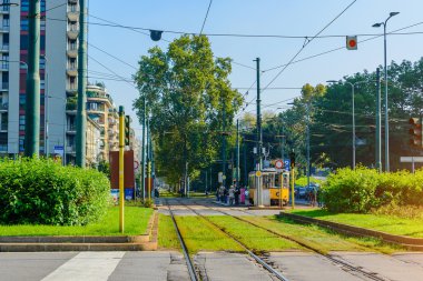 Milan, İtalya - 19 Ekim 2015: Tramvay durağı Milano'nun yeşil kent bölgesi arasında. İtalya.