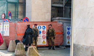 Milan, İtalya - 19 Ekim, 2015:Two askeri silah koruyan bir bina, Milano, İtalya.