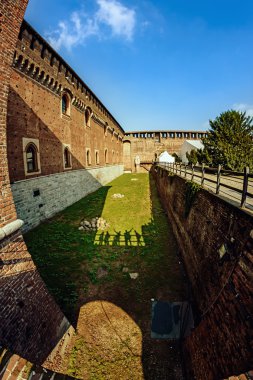 Bir derin hendek ve yüksek duvar bir antik kale Castello Sforzesco Sforza Kalesi, Milano, İtalya