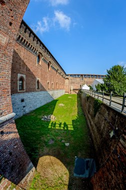 Bir derin hendek ve yüksek duvar bir antik kale Castello Sforzesco Sforza Kalesi, Milano, İtalya