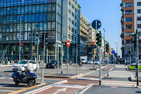 Милан, Италия - 19 октября 2015 г.: Перекресток дорог с большим количеством светофоров и дорожных знаков в современном городе Милан, Италия . — стоковое фото