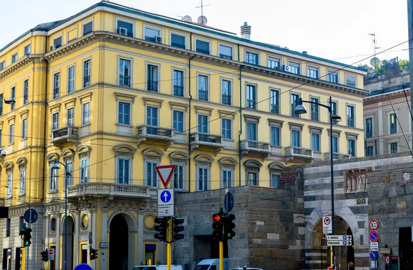 Stary dom kwadratowy kształt żółty kolor w mieście Mediolan. Włochy. — Zdjęcie stockowe