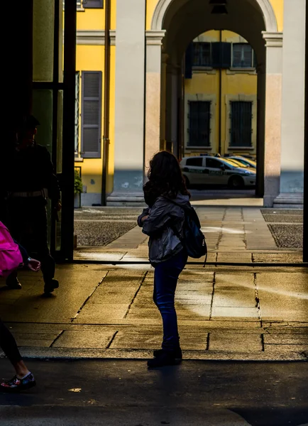 Silhouet van een toerist in de stad. — Stockfoto