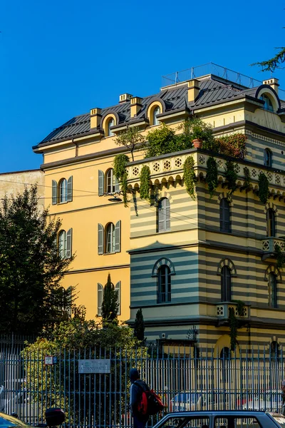 Ιταλία, Μιλάνο Green Building με μπαλκόνια. Μια νέα αντίληψη της βιολογικής κατασκευής. είναι ορατές από μίλια μακριά και θα είναι μέρος της στον ορίζοντα της νέας πόλης — Φωτογραφία Αρχείου