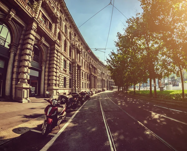 Široký kamenný most s tramvají sleduje v Miláně. Itálie. Tónování. Ročník. — Stock fotografie