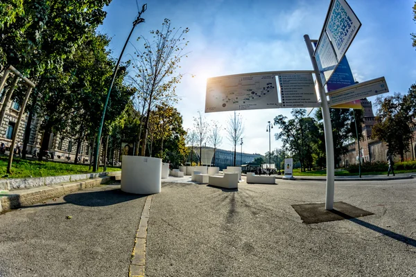 Милан, Италия - 19 октября 2015 г.: широкая площадь площади Пьяцца Кастелло рядом с замком с современными абстрактными геометрическими скульптурами — стоковое фото