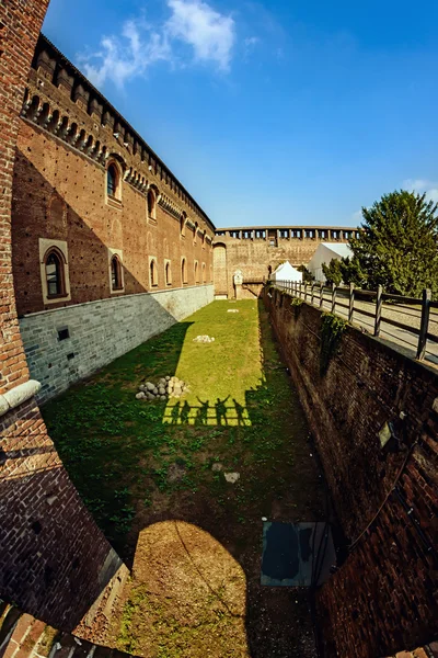 A deep moat and high wall of an ancient fortress Castello Sforzesco Sforza Castle in Milan, Italy — Stock Photo, Image