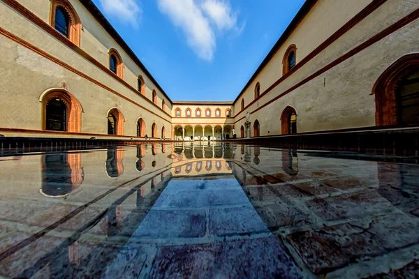 Piscina artificial decorativa en el patio del antiguo castillo Castillo de Castello Sforzesco Sforza en Milán, Italia — Foto de Stock