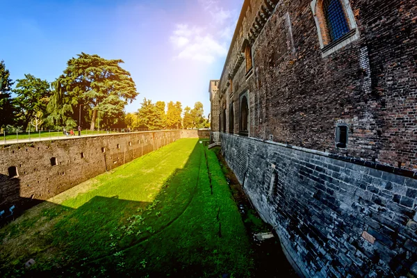 Bir derin hendek ve yüksek duvar bir antik kale Castello Sforzesco Sforza Kalesi, Milano, İtalya — Stok fotoğraf