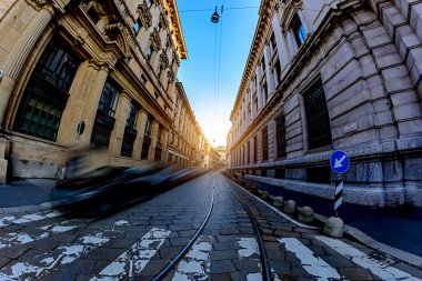 Eski bir yaya geçidi, Milano, İtalya ile bina büyük arasında geniş bir geçit. Tonlama