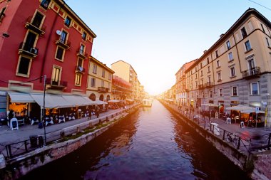 Naviglio Grande akşam saatlerinde kanalda. Milan, İtalya. Yumuşak odak. Tonlama.