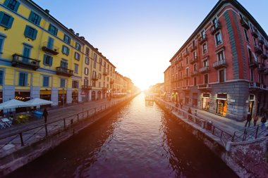 Naviglio Grande akşam saatlerinde kanalda. Milan, İtalya. Yumuşak odak. Tonlama.
